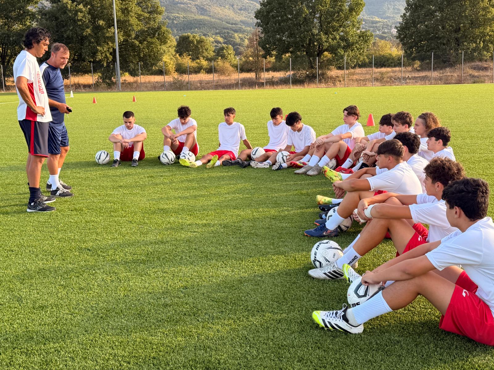 Ragazzi della Bojano Football Academy durante un allenamento sul campo
